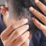 Descubre qué significa soñar con la caída del cabello